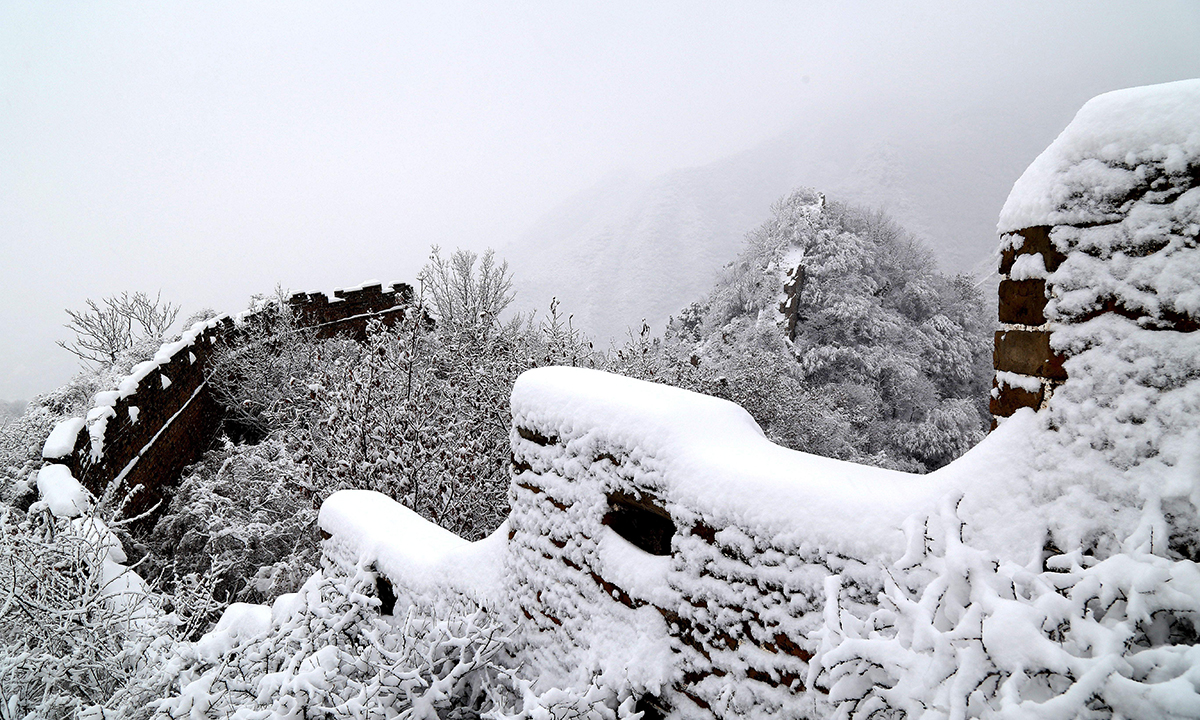 Cina, la Grande muraglia imbiancata dalla neve
