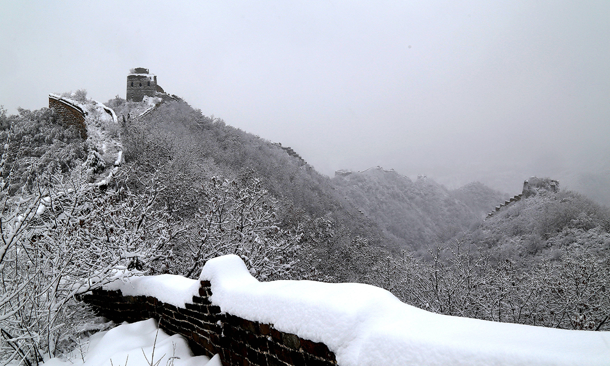 Cina, la Grande muraglia imbiancata dalla neve