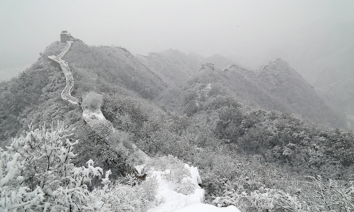 Cina, la Grande muraglia imbiancata dalla neve