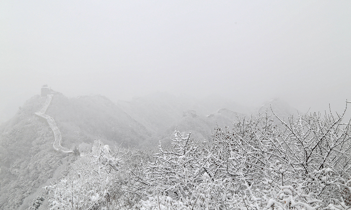 Cina, la Grande muraglia imbiancata dalla neve
