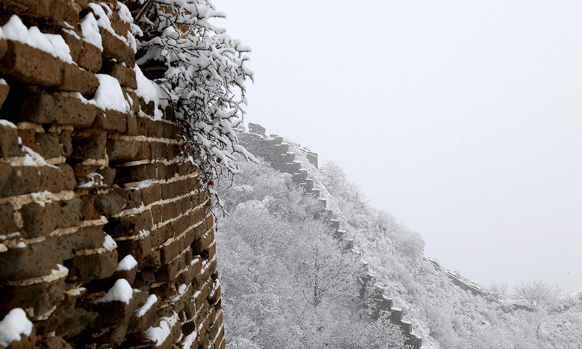 Cina, la Grande muraglia imbiancata dalla neve