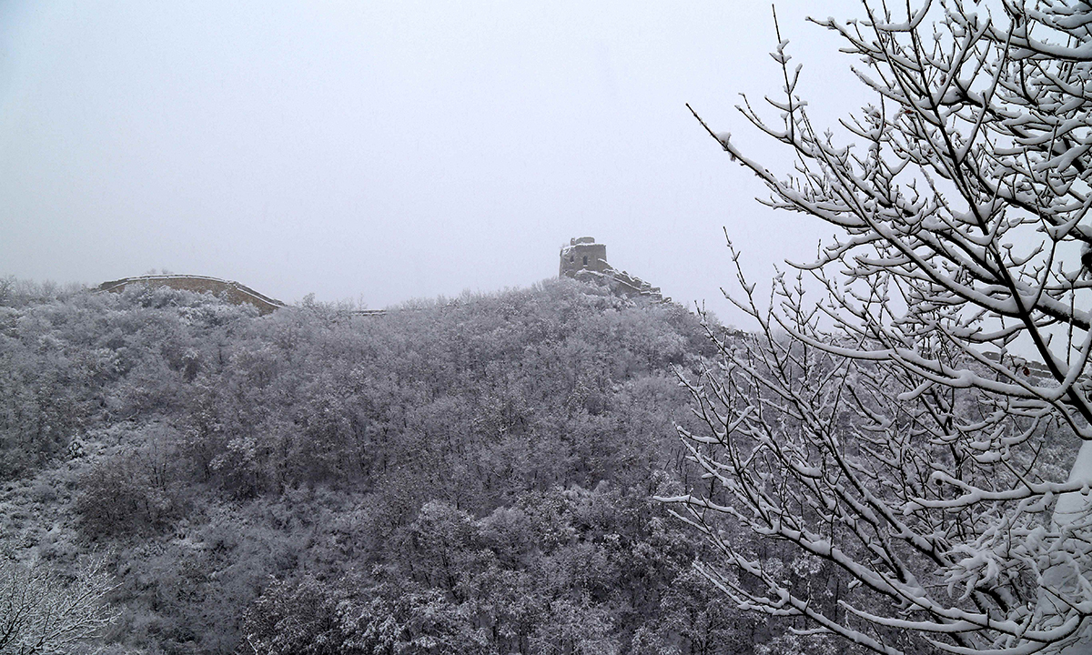 Cina, la Grande muraglia imbiancata dalla neve