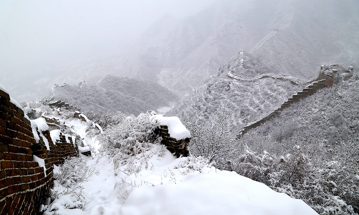 Cina, la Grande muraglia imbiancata dalla neve