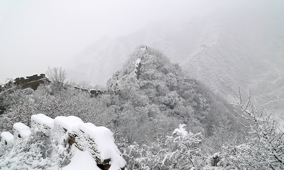 Cina, la Grande muraglia imbiancata dalla neve