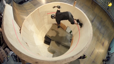 Lo skater Tony Hawk vince la sfida della rampa orizzontale