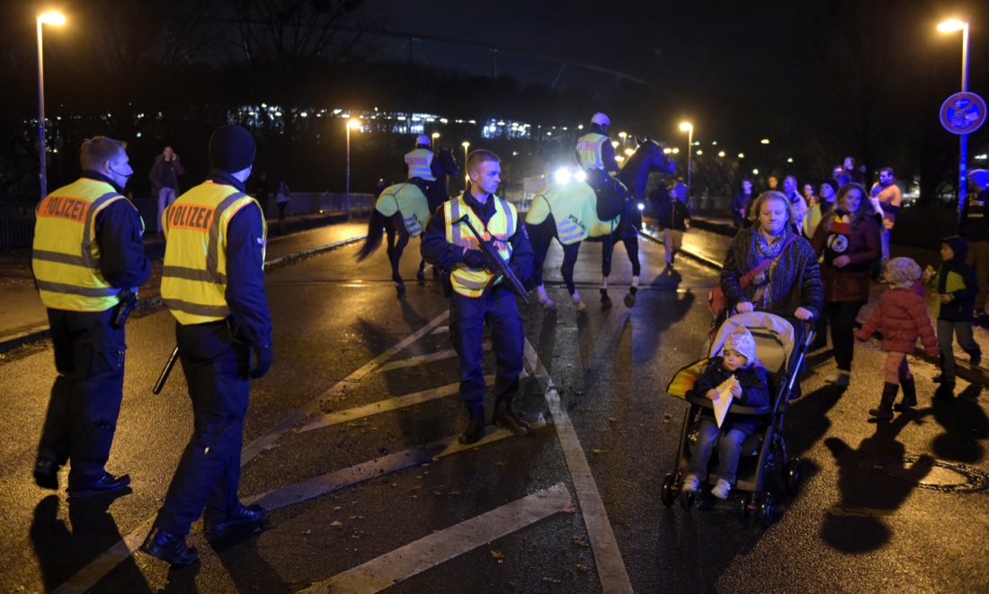 Negli stadi d’Europa il calcio riparte tra eccezionali misure di sicurezza Negli stadi d’Europa il calcio riparte tra eccezionali misure di sicurezza