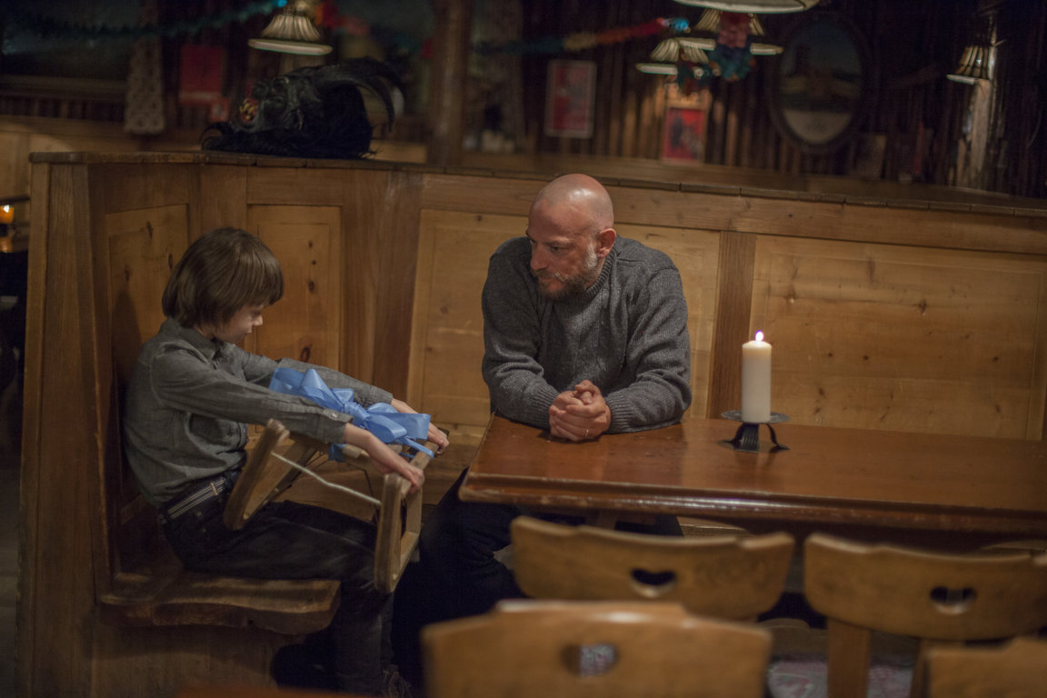 In fondo al bosco c’è un bambino “alieno” In fondo al bosco c’è un bambino “alieno”
