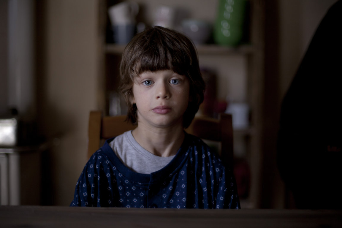 In fondo al bosco c’è un bambino “alieno” In fondo al bosco c’è un bambino “alieno”