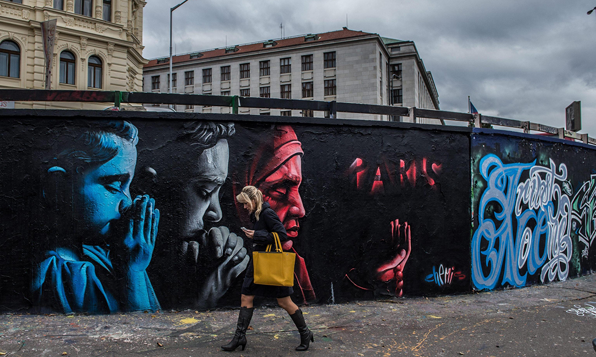 Praga, un murale in memoria delle vittime di Parigi – Foto Praga, un murale in memoria delle vittime di Parigi – Foto