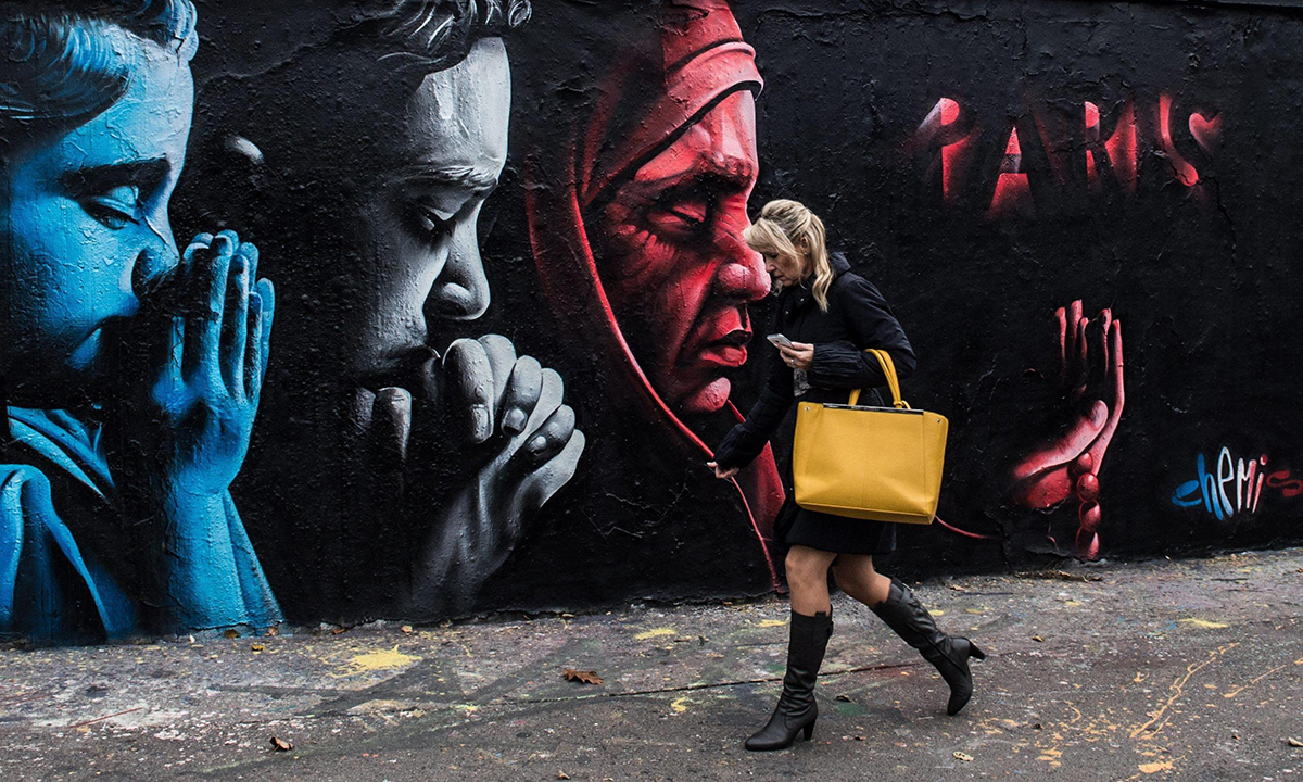 Praga, un murale in memoria delle vittime di Parigi – Foto Praga, un murale in memoria delle vittime di Parigi – Foto