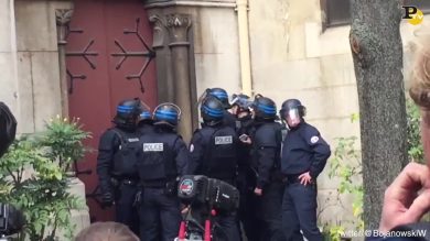 Saint Denis: la Polizia fa irruzione in una chiesa