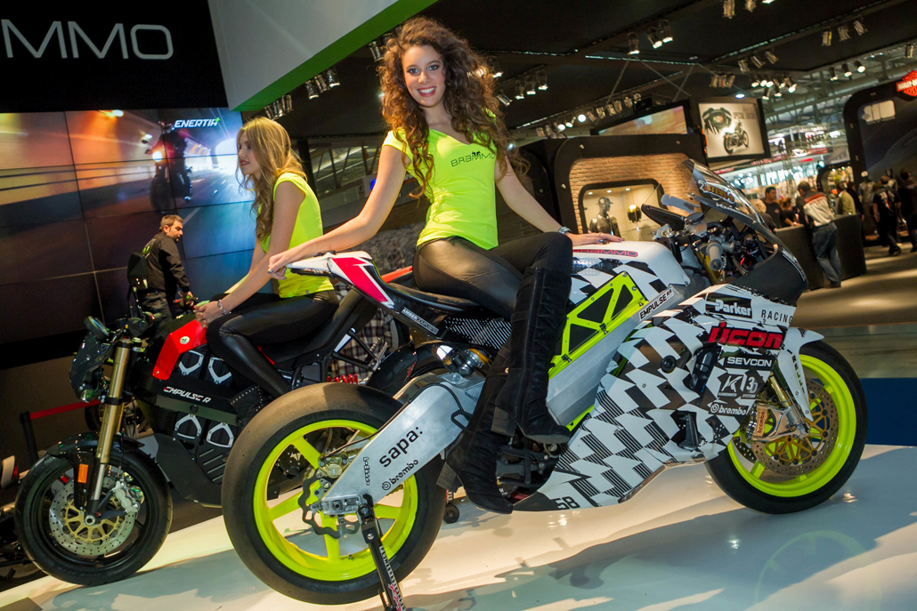 EICMA, le ragazze delle moto