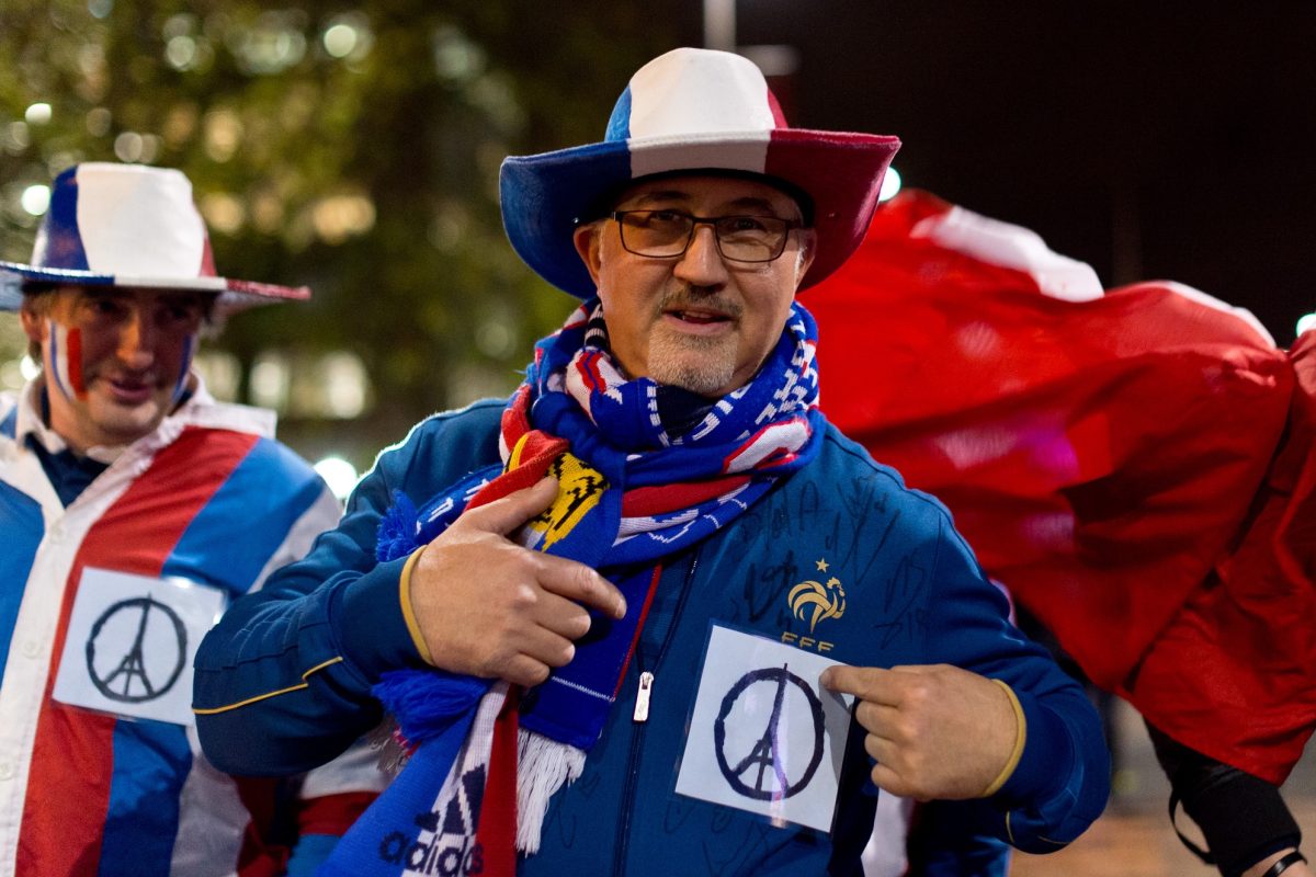 Galleria foto 'Inghilterra – Francia, i tifosi uniti contro il terrorismo – Fotogallery' - foto 16