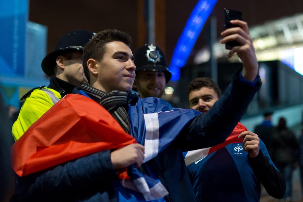 Galleria foto 'Inghilterra – Francia, i tifosi uniti contro il terrorismo – Fotogallery' - foto 17