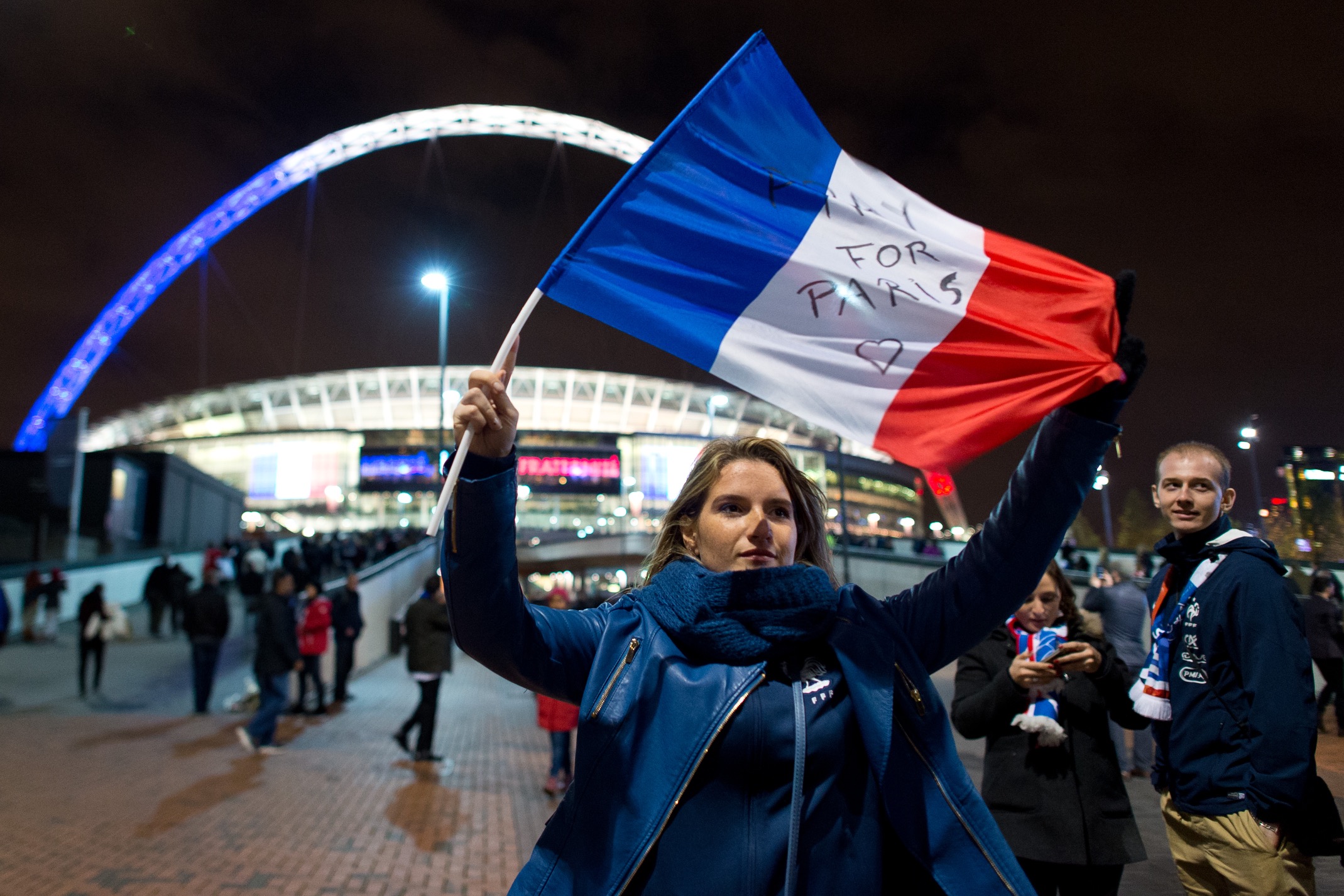 Inghilterra – Francia, i tifosi uniti contro il terrorismo – Fotogallery Inghilterra – Francia, i tifosi uniti contro il terrorismo – Fotogallery