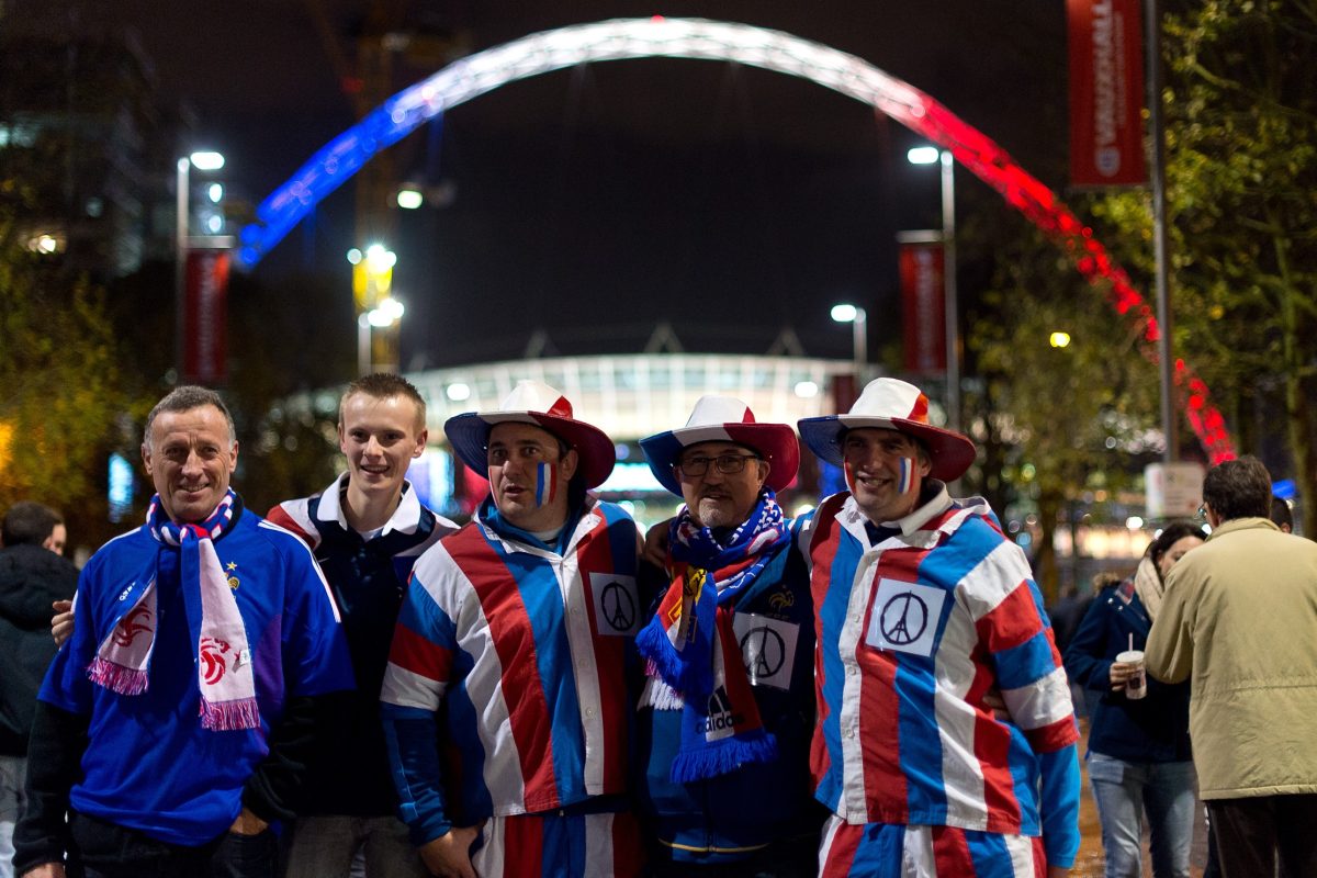 Galleria foto 'Inghilterra – Francia, i tifosi uniti contro il terrorismo – Fotogallery' - foto 11