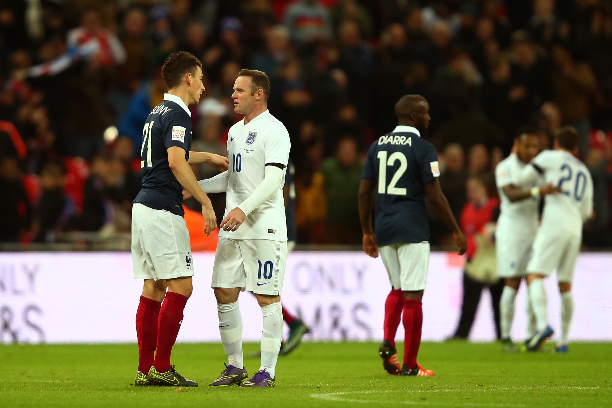 Inghilterra – Francia, i tifosi uniti contro il terrorismo – Fotogallery Inghilterra – Francia, i tifosi uniti contro il terrorismo – Fotogallery
