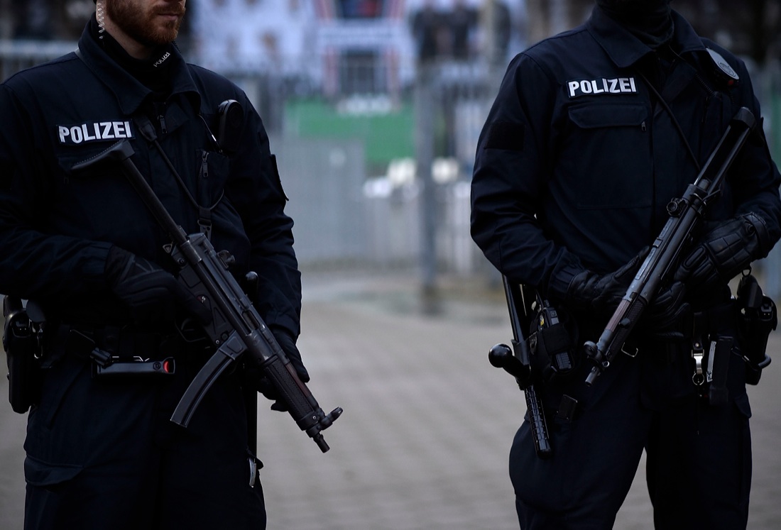 Allarme bomba allo stadio: cancellata Germania-Olanda Allarme bomba allo stadio: cancellata Germania-Olanda