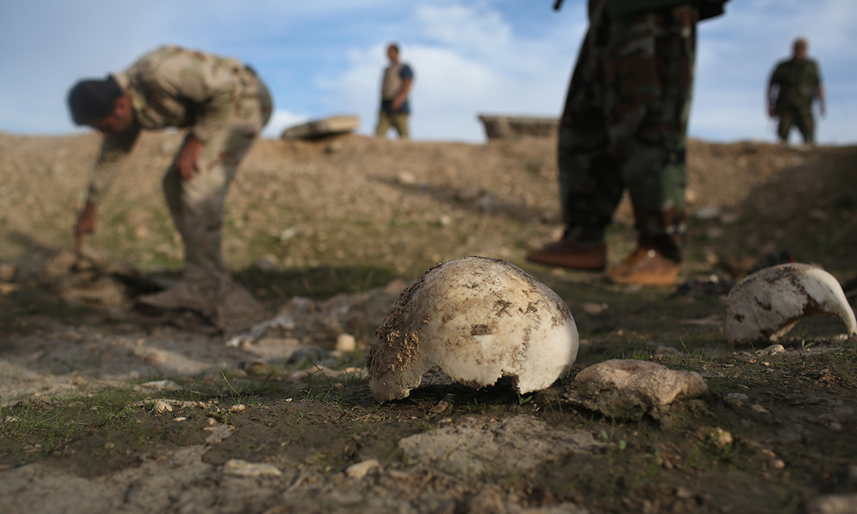 Iraq, foto dalla Sinjar liberata: distruzione e fosse comuni