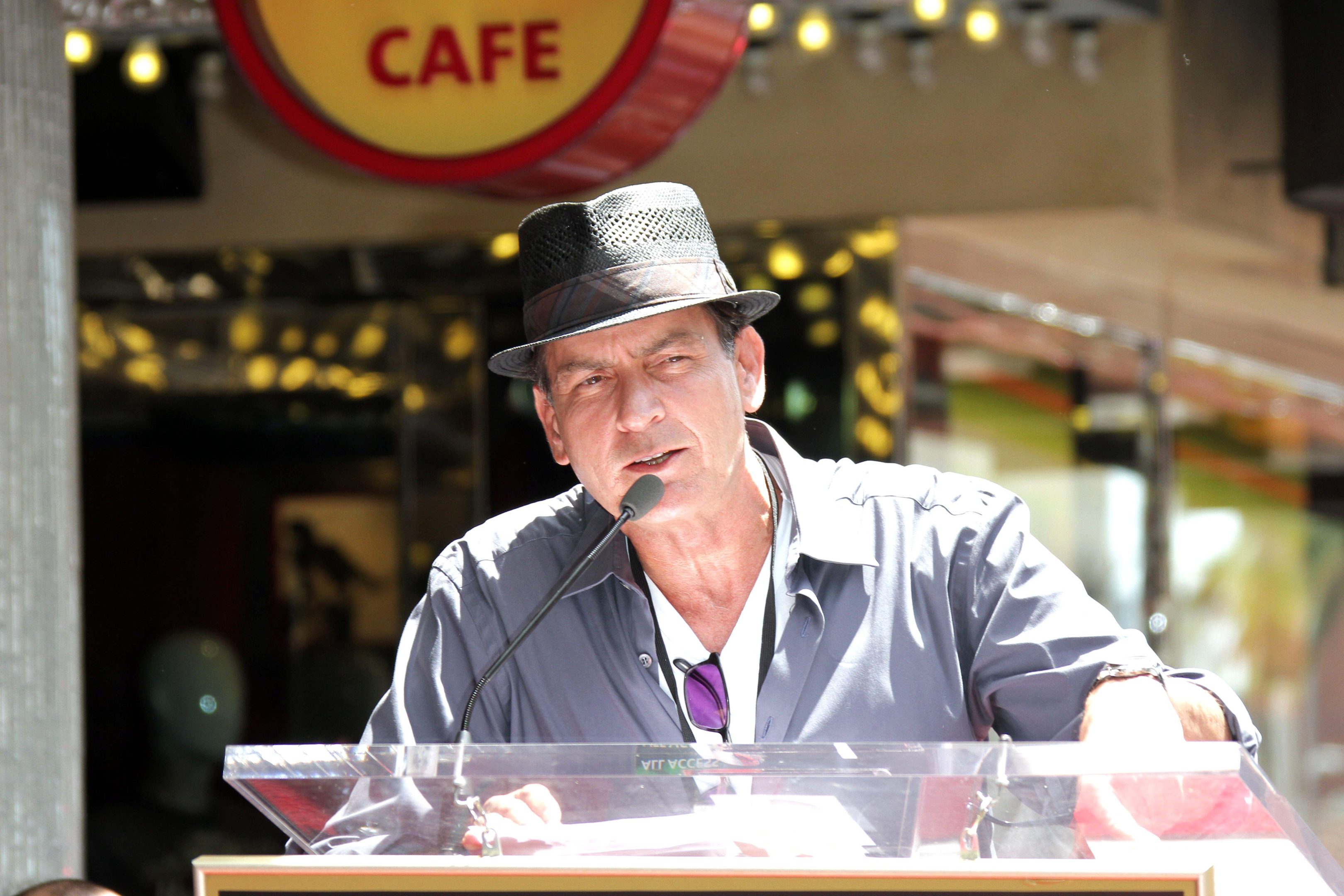 Charlie Sheen è sieropositivo Charlie Sheen è sieropositivo