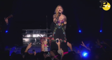 Madonna in lacrime canta “Like a Prayer” per le vittime di Parigi