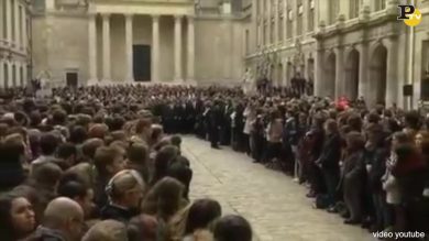 Parigi: minuto di silenzio per gli attentati del 13 novembre