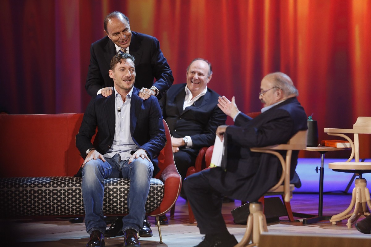 Maurizio Costanzo Show: la prima puntata con Francesco Totti e Luxuria Maurizio Costanzo Show: la prima puntata con Francesco Totti e Luxuria