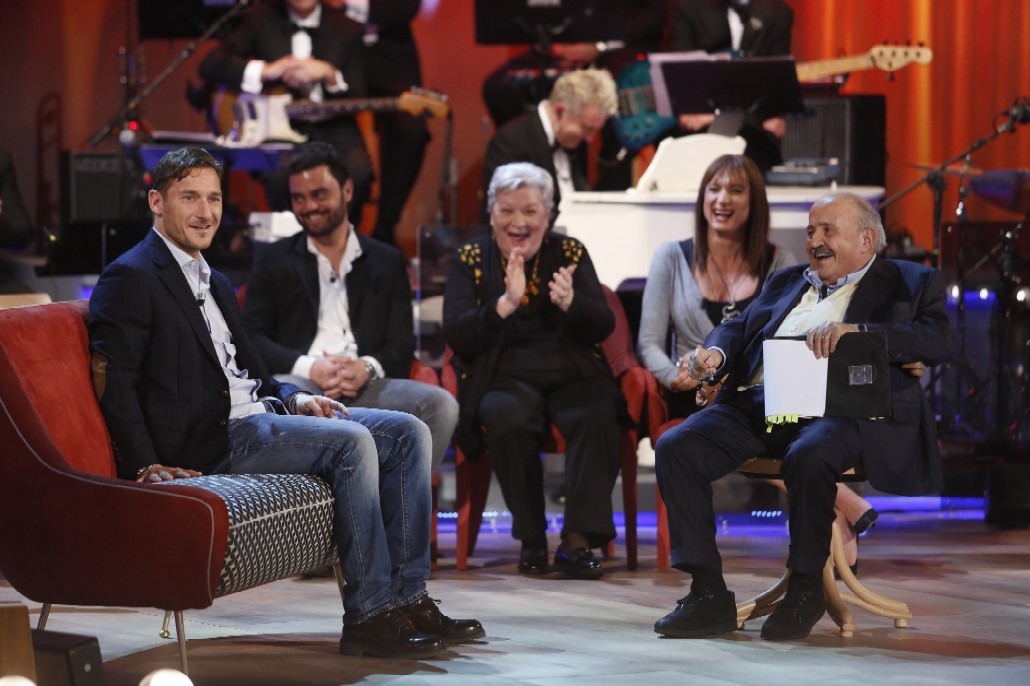 Maurizio Costanzo Show: la prima puntata con Francesco Totti e Luxuria Maurizio Costanzo Show: la prima puntata con Francesco Totti e Luxuria