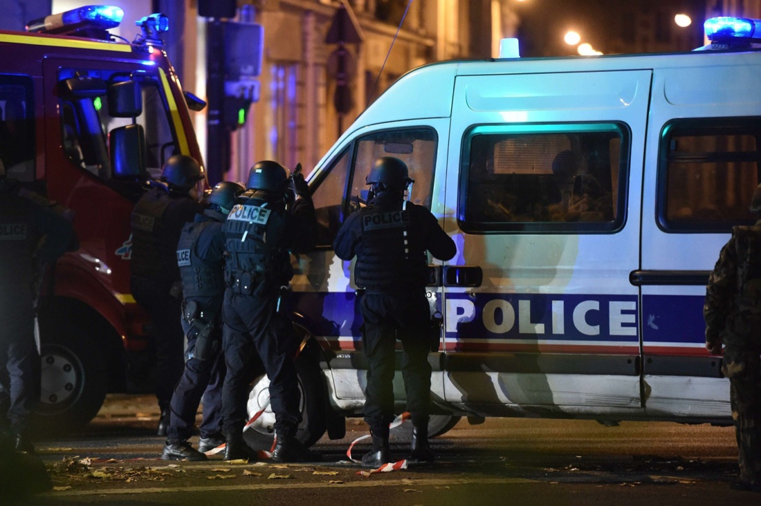 Parigi, l’assalto condotto da tre gruppi di terroristi coordinati