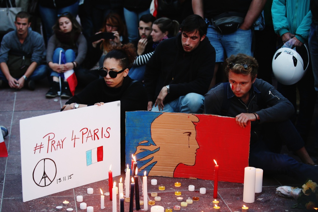 #PrayForParis e #JeSuisParis, la solidarietà di tutto il mondo