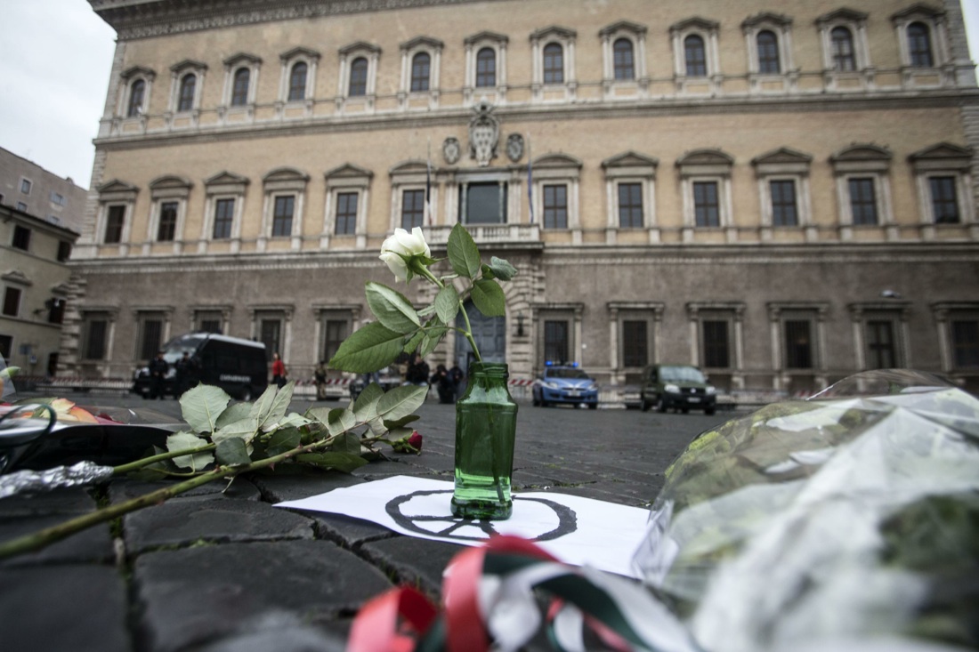 #PrayForParis e #JeSuisParis, la solidarietà di tutto il mondo