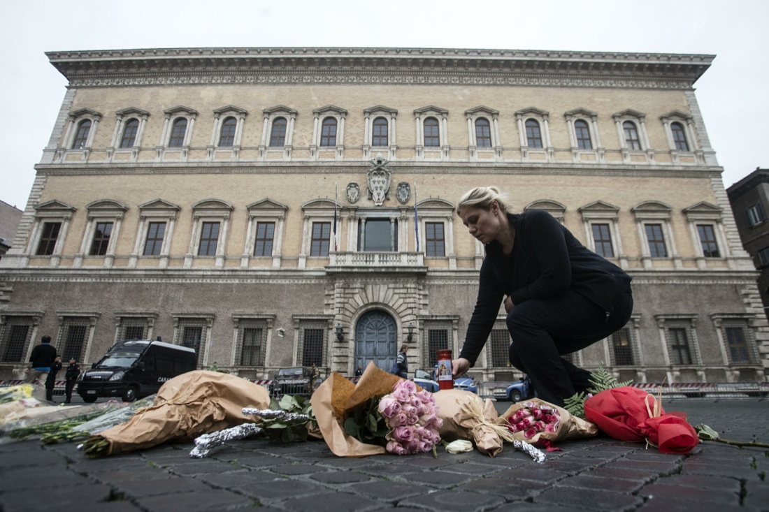 #PrayForParis e #JeSuisParis, la solidarietà di tutto il mondo