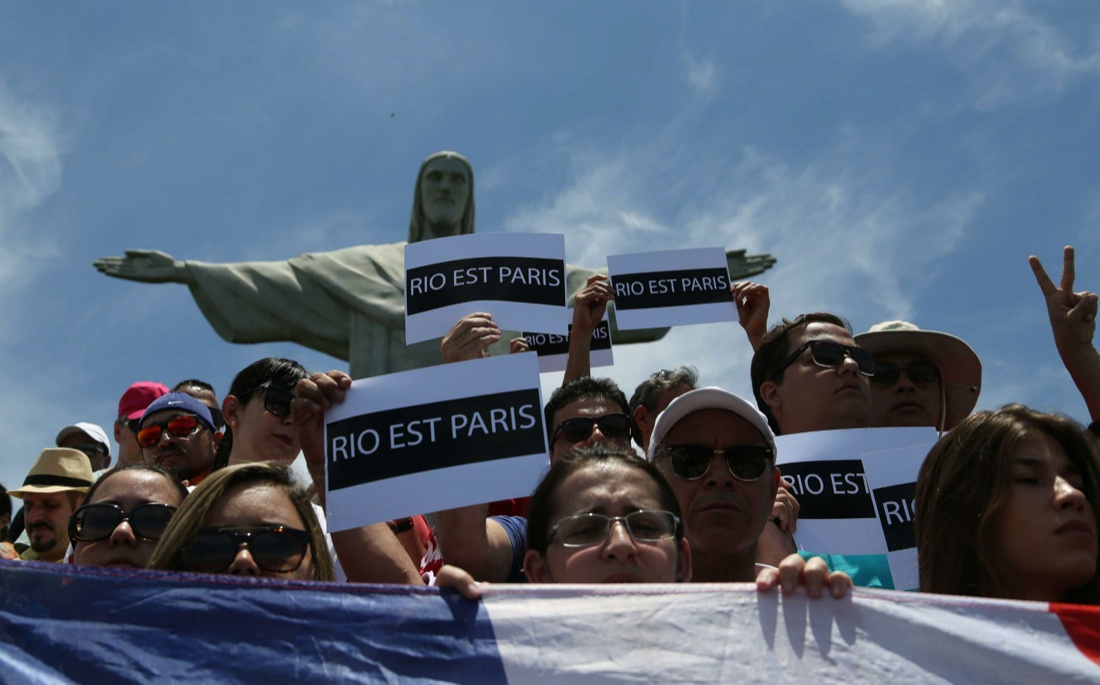 #PrayForParis e #JeSuisParis, la solidarietà di tutto il mondo