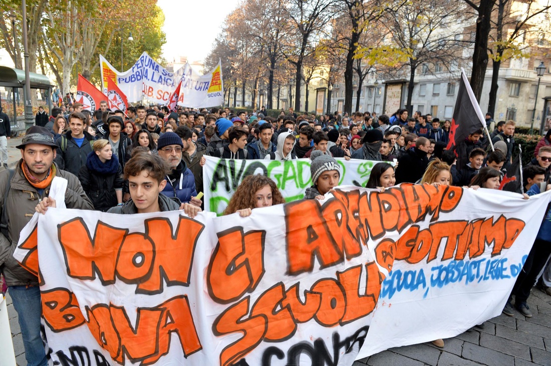 Scuola in piazza contro la riforma, tensioni e proteste – Foto