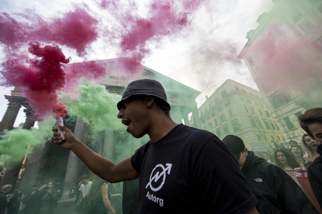 Scuola in piazza contro la riforma, tensioni e proteste – Foto