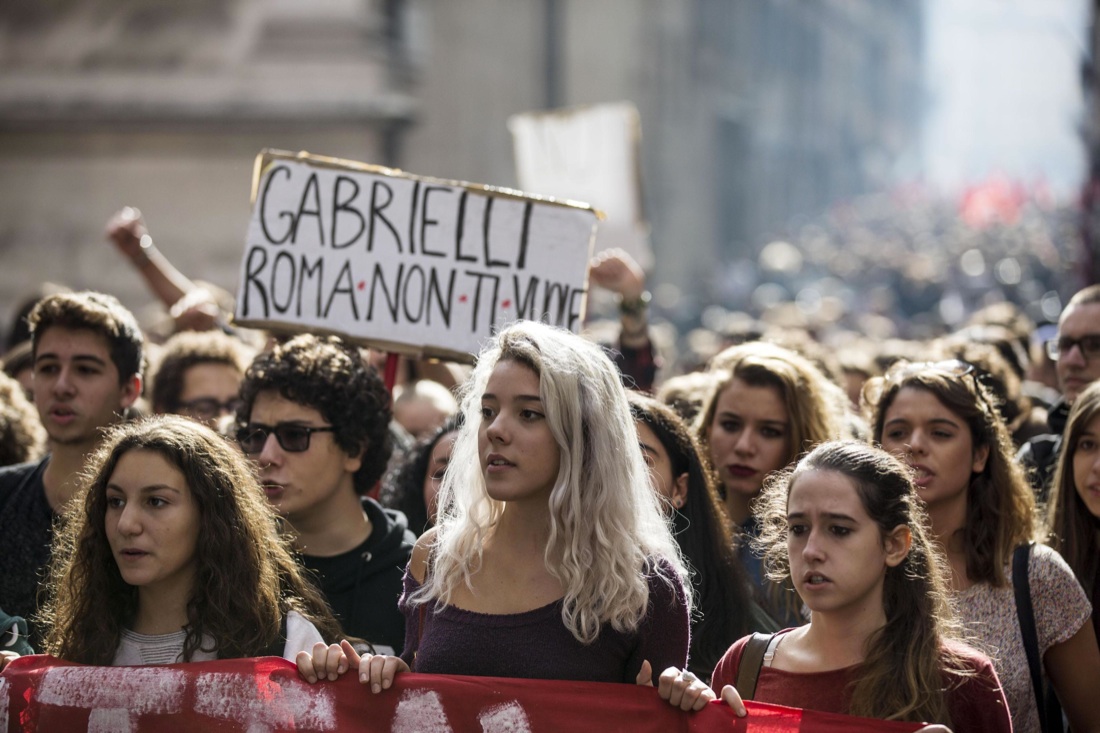Scuola in piazza contro la riforma, tensioni e proteste – Foto