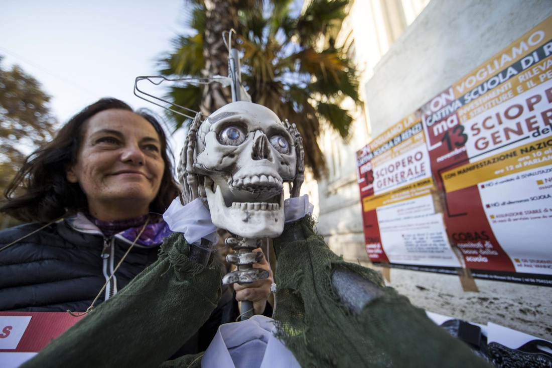 Scuola in piazza contro la riforma, tensioni e proteste – Foto