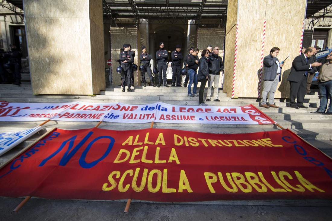 Scuola in piazza contro la riforma, tensioni e proteste – Foto
