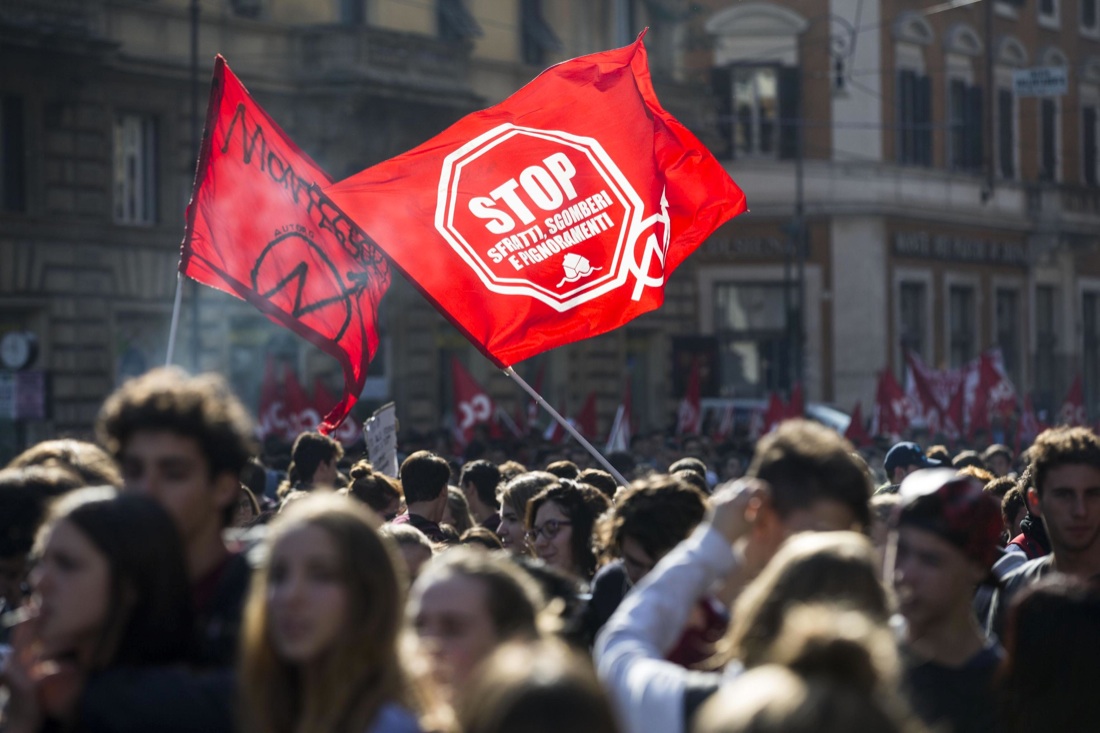 Scuola in piazza contro la riforma, tensioni e proteste – Foto