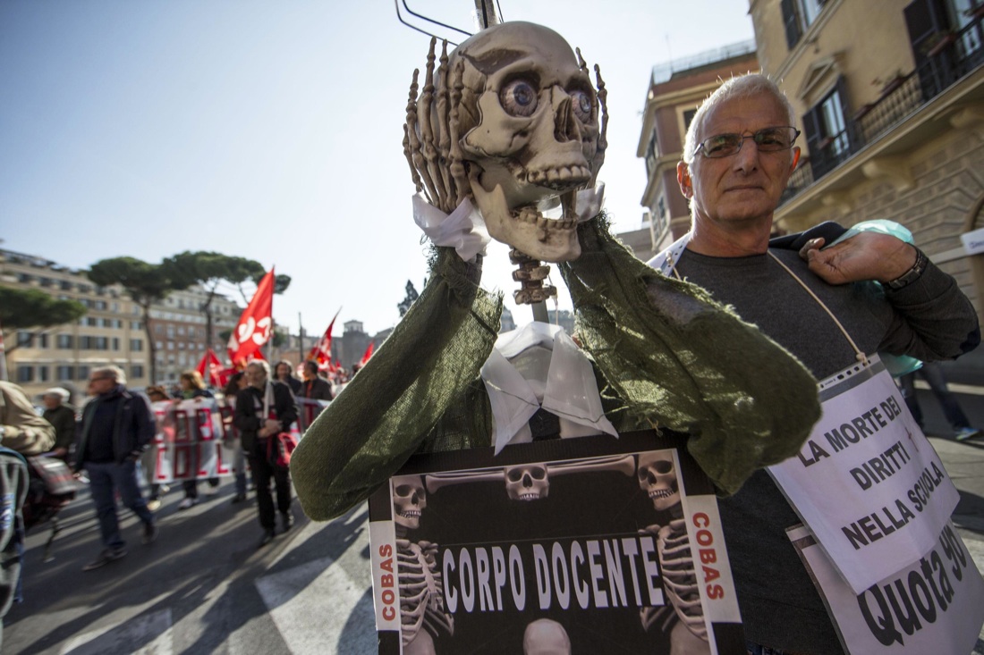 Scuola in piazza contro la riforma, tensioni e proteste – Foto