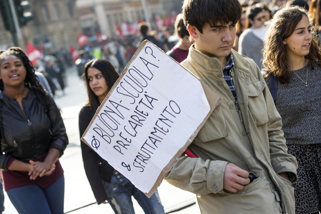 Scuola in piazza contro la riforma, tensioni e proteste – Foto