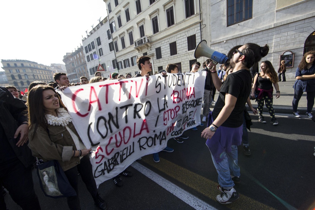 Scuola in piazza contro la riforma, tensioni e proteste – Foto
