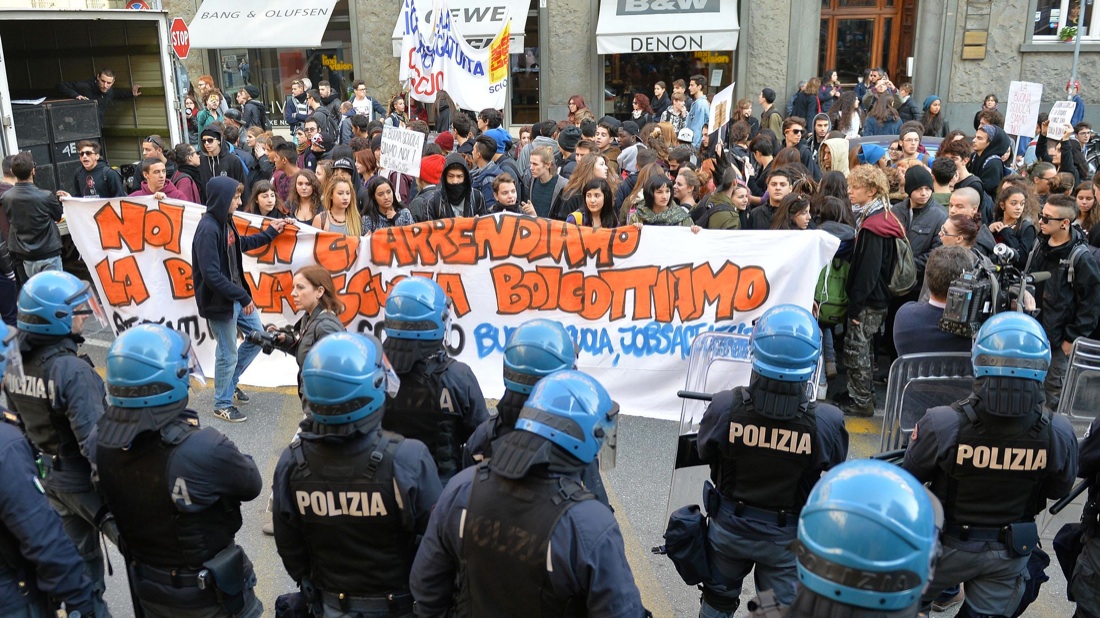 Scuola in piazza contro la riforma, tensioni e proteste – Foto