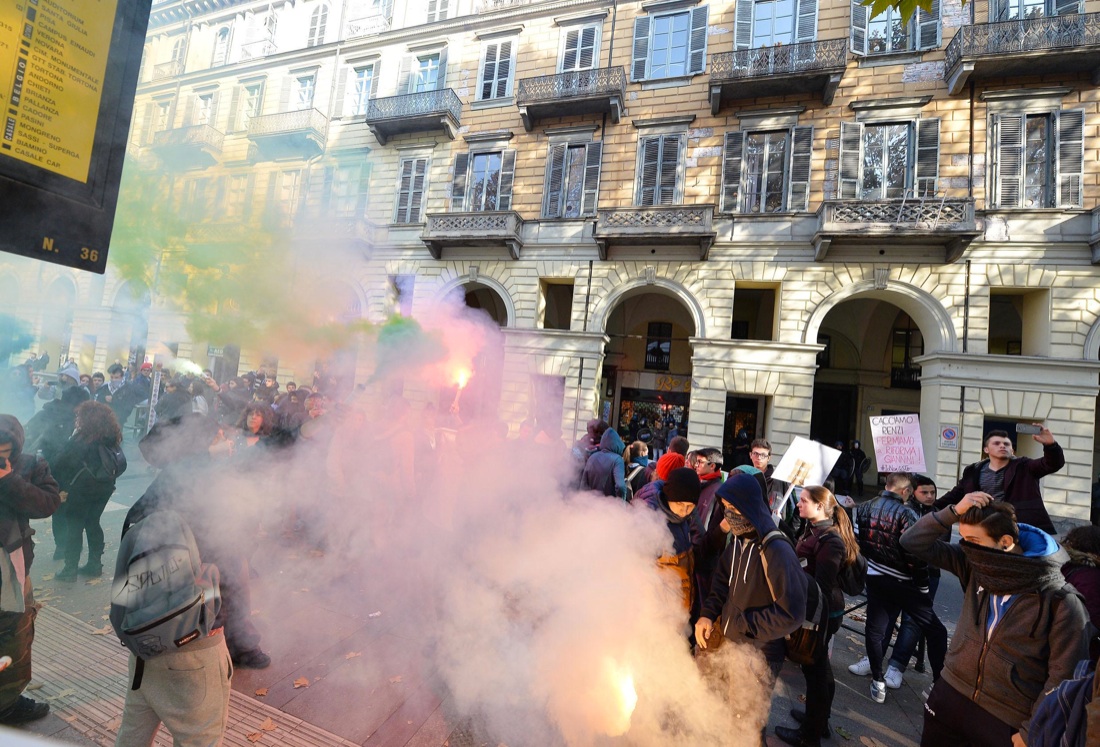Scuola in piazza contro la riforma, tensioni e proteste – Foto