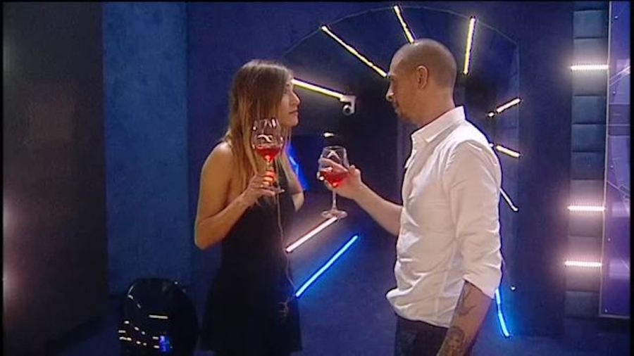 Grande Fratello 14: Federica e Livio si baciano, scatta il tutti contro tutti Grande Fratello 14: Federica e Livio si baciano, scatta il tutti contro tutti