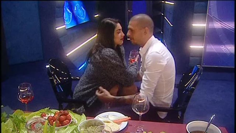Grande Fratello 14: Federica e Livio si baciano, scatta il tutti contro tutti Grande Fratello 14: Federica e Livio si baciano, scatta il tutti contro tutti