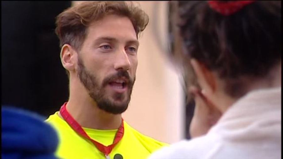 Grande Fratello 14: Federica e Livio si baciano, scatta il tutti contro tutti Grande Fratello 14: Federica e Livio si baciano, scatta il tutti contro tutti