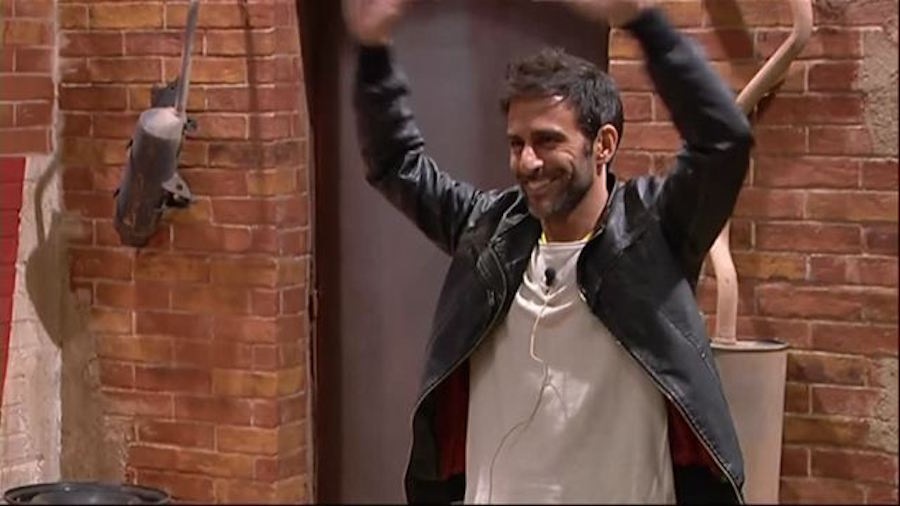 Grande Fratello 14: Federica e Livio si baciano, scatta il tutti contro tutti Grande Fratello 14: Federica e Livio si baciano, scatta il tutti contro tutti