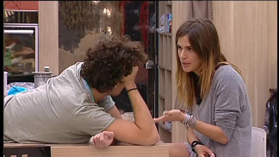 Grande Fratello 14: Federica e Livio si baciano, scatta il tutti contro tutti Grande Fratello 14: Federica e Livio si baciano, scatta il tutti contro tutti