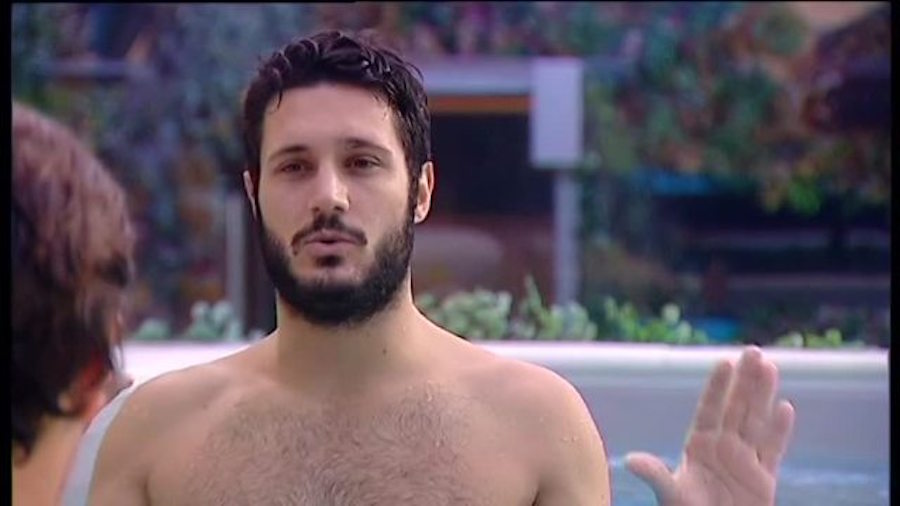 Grande Fratello 14: Federica e Livio si baciano, scatta il tutti contro tutti Grande Fratello 14: Federica e Livio si baciano, scatta il tutti contro tutti